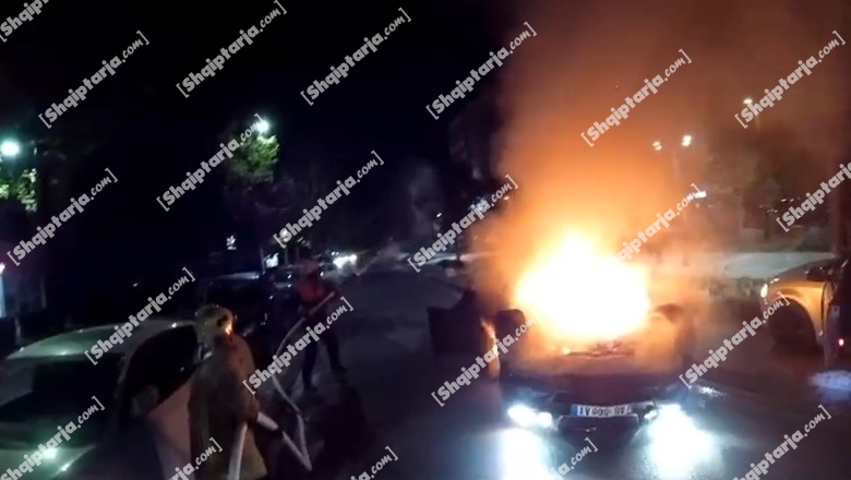 Vlorë, polici i dehur në timon përplaset me një makinë tjetër, shoferja përfundon në spital