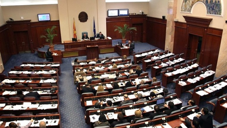 Funksioni i deputetit është i papajtueshëm me funksionet e tjera publike në Maqedoninë e Veriut