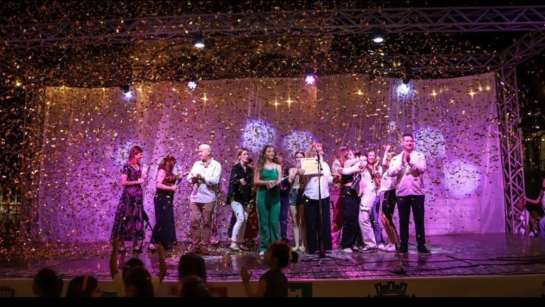 Fëmijët e Fierit më të mirët në aktrim! ‘Rrëmbejnë’ kupën e festivalit të teatrit që u mbajt në Berat! Në kompeticion, 10 trupa teatrale