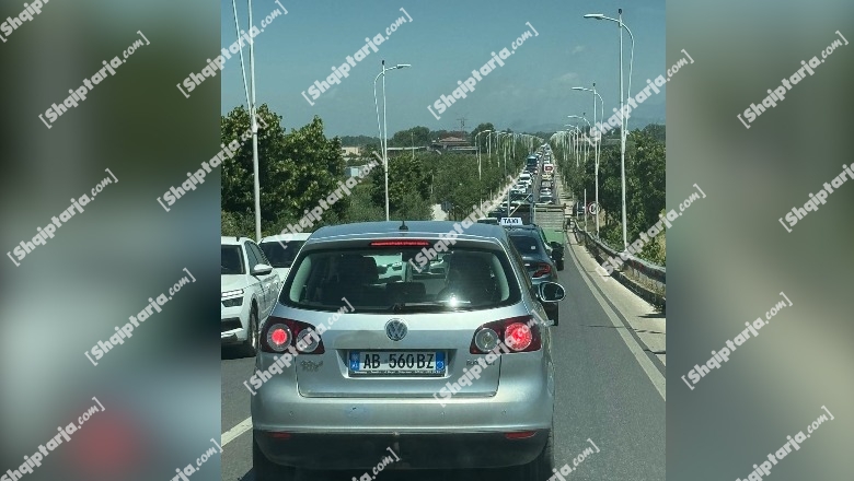 VIDEO+FOTO/ Rriten temperaturat, rifillon trafiku në aksin Tiranë-Durrës! Radhë kilometrike në rrugën për Rinas