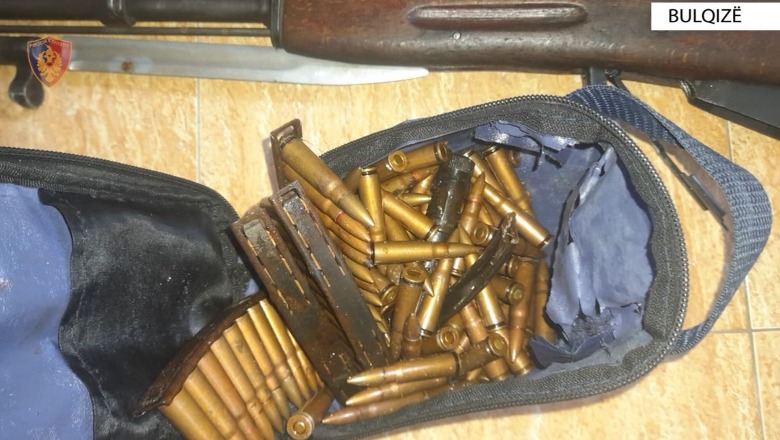 Bulqizë/ Me armë në makinë në lagjen 'Minatori', arrestohet pasagjeri! Shoferi rrezikon jetën e policëve ikën