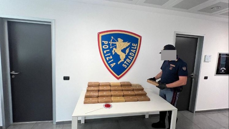 Itali/ Policia bllokon kamionin grek me 67 kg kokainë