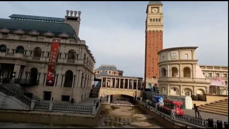 FOTO/ Kina ndërton ‘Venecia’ të rreme, por mbetet qytet fantazmë, me kanale të thara