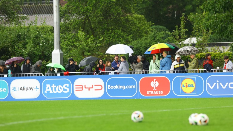 Euro 2024/ Kombëtarja zhvillon stërvitjen e dytë në Dortmund, tifozët sfidojnë shiun dhe ndjekin kuqezinjtë