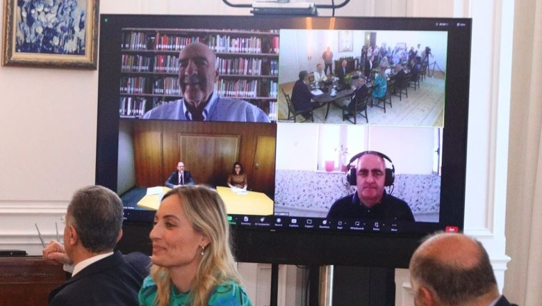 Mitsotakis mbledhje me eurodeputetët fitues, Fredi Beleri del 'live' nga burgu i Fierit