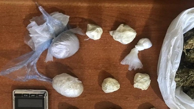 Fier/ Shiste kokainë dhe kanabis në doza, arrestohet 20-vjeçari