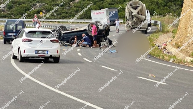 Aksident në Bypassin e Vlorës, makina përplaset me pjesën shkëmbore në anë të rrugës! Vdes shoferi dhe plagoset pasagjeri (FOTO+VIDEO)