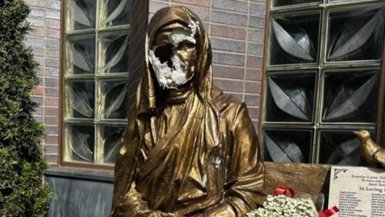 Thyhen me çekiç statuja e Papës dhe Nënë Terezës në New York (FOTO)