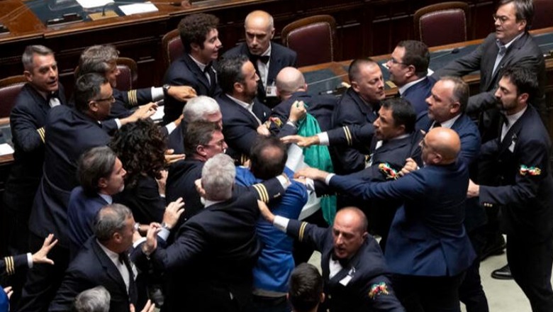 VIDEO/ Plas grushti mes deputetëve në Parlamentin italian, ja gjesti që provokoi dhunën