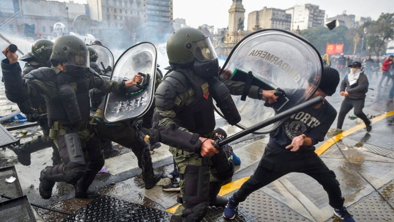 Reforma ekonomike, protesta të dhunshme në Argjentinë! Policia gaz lotsjellës, dhjetëra të plagosur 