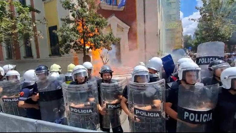Opozita nesër protestë para bashkisë së Tiranës, policia përsërit thirrjen për distancim nga dhuna! Bllokim të përkohshëm të qarkullimit të mjeteve