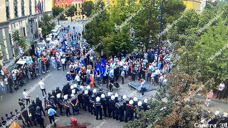 FOTO/ Një grusht militantësh në protestën para Bashkisë së Tiranës
