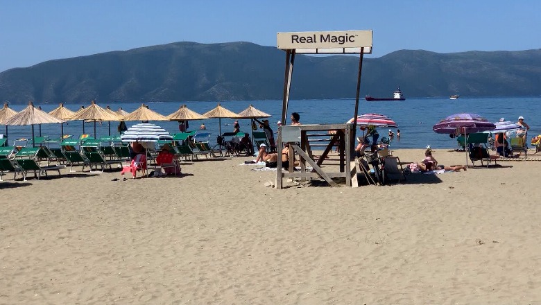 Sezoni i ri nis me ‘halle’ të vjetra! Në Vlorë, privatët ngulin çadrat në plazhin publik! Kullat janë bosh, mungojnë vrojtuesit!