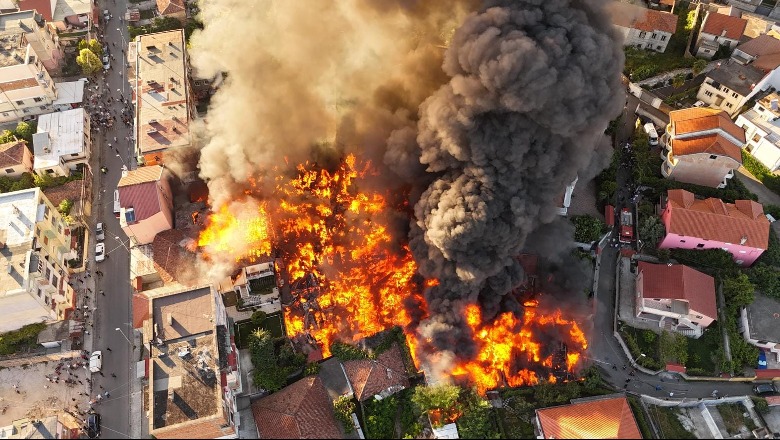 Zbardhet si ra zjarri masiv në tregun e Shkodrës, u shkaktua nga dy fëmijë që po luanin! 80 tregtarë në qiell të hapur