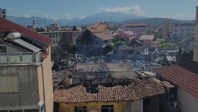 Më i madh i 20 viteve të fundit, ja çfarë ka mbetur nga zjarri në Shkodër, 80 tregtarët të dëshpëruar kërkojnë ndihmën e shtetit (VIDEO)