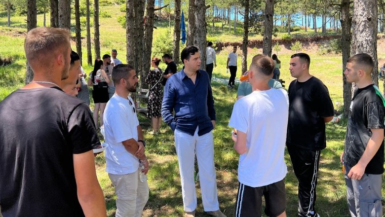 Basha me të rinjtë në Korçë: Shqipëria nuk do të jetë peng i një grushti njerëzish! Ne do t’u ofrojmë shqiptarëve alternativën
