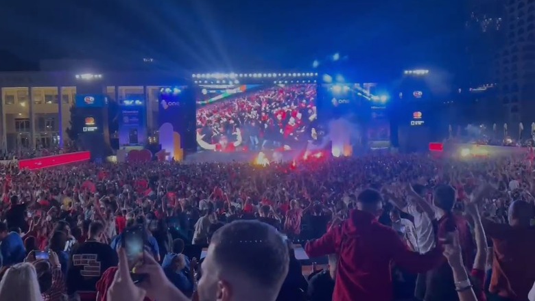  ‘Çmenden’ tifozët kuqezi, ja si festohet goli i Bajramit në Fan Zone në Tiranë (VIDEO)