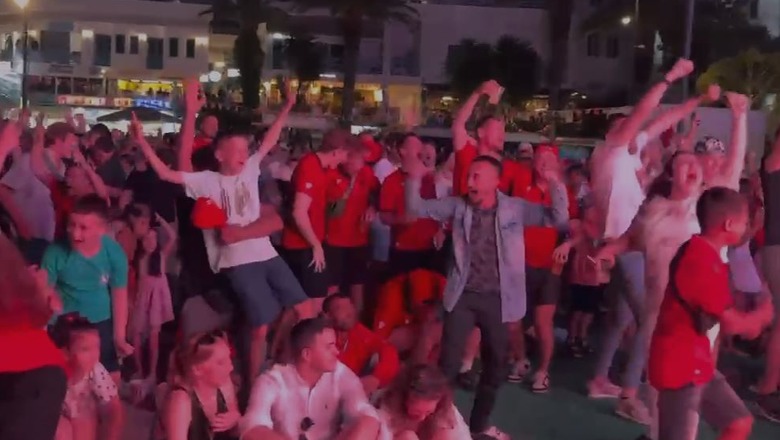 Ndeshja Itali-Shqipëri/  Goli i Bajramit elektrizon tifozët kuq e zi në Sarandës (VIDEO)