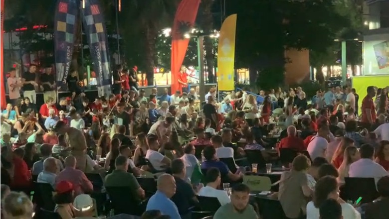 Ndeshja Itali-Shqipëri/ Goli i Bajramit elektrizon tifozët kuq e zi në Vlorë (VIDEO)