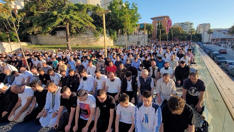 Festa e Kurban Bajramit, besimtarët myslimanë falin namazin në Durrës (VIDEO+FOTO)