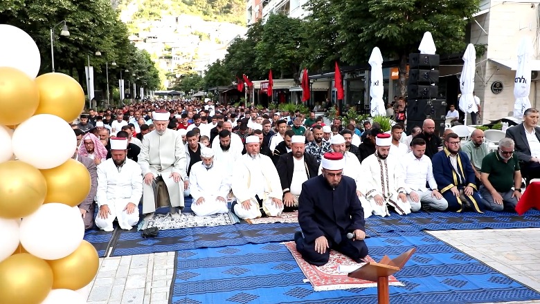 Festohet ‘Kurban Bajrami’ në Berat, besimtarët falin namazin në pedonalen e qytetit (VIDEO)