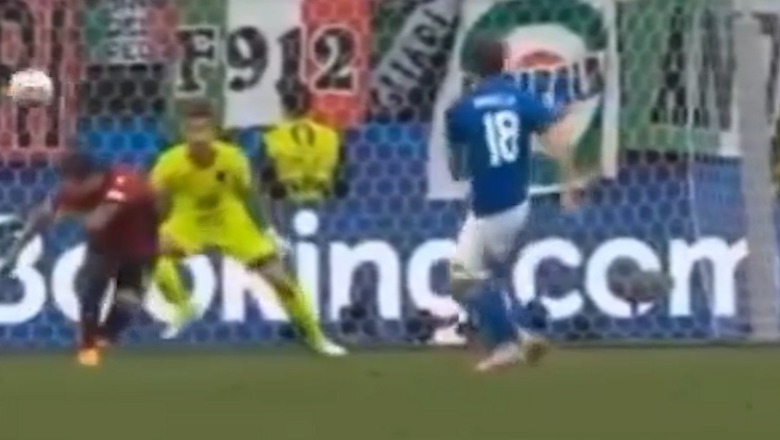 VIDEO/ Goli i dytë i Italisë, tifozët ‘kryqëzojnë’ Hysajn! Ul kokën mos goditet nga topi