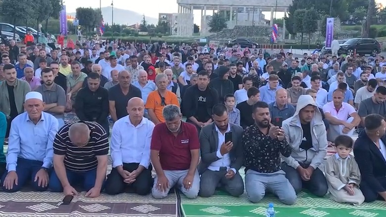 Festa e Kurban Bajramit në Lezhë/ Besimtarët myslimanë falin namazin në sheshin ‘Gjergj Kastrioti’ (VIDEO)
