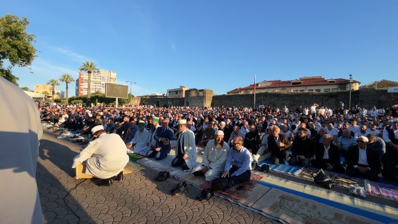 Elbasan/ Besimtarët myslimanë falin namazin e Kurban Bajramit (VIDEO)