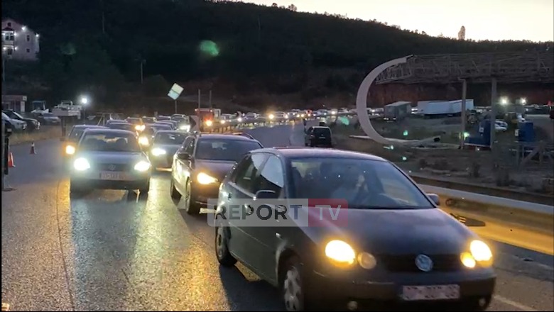 Pushuesit nga Kosova kthehen në shtëpi, trafik i rënduar në hyrje të Kukësit