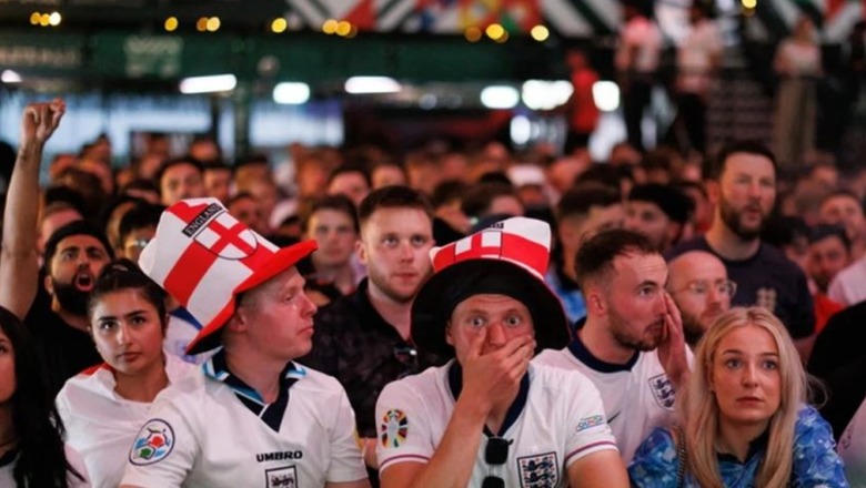 Tifozin e Anglisë e zë gjumi gjatë ndeshjes me Serbinë, u zgjua në 4 të mëngjesit dhe gjeti stadiumin bosh