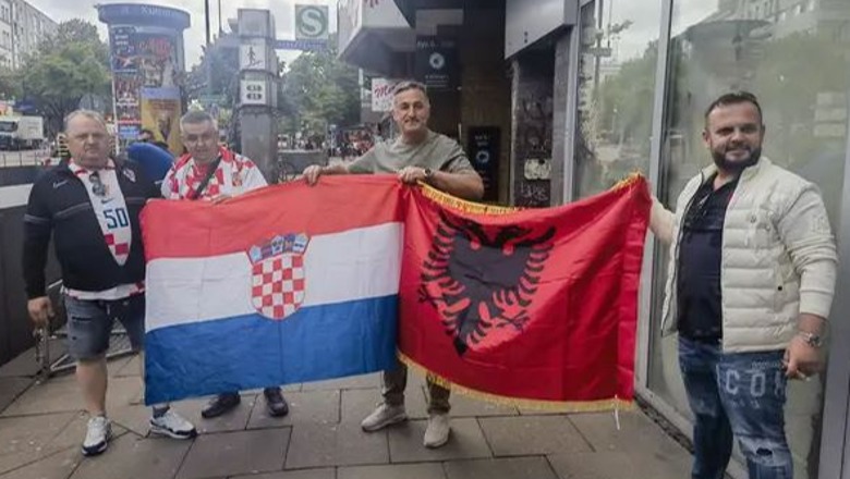 Babai i Arbër Hoxhës pozon me flamurin shqiptar dhe kroat: Të fitojë më i miri