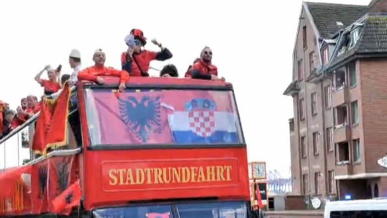 'O sa mirë me kenë shqiptarë!' Lumi kuq e zi vërshon në rrugët e Hamburgut