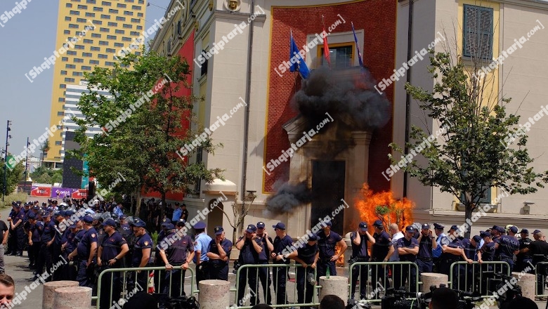 Tiranë/ Hodhi molotov në protestën e fundit para bashkisë, ndalohet 29 vjeçari (EMRI)