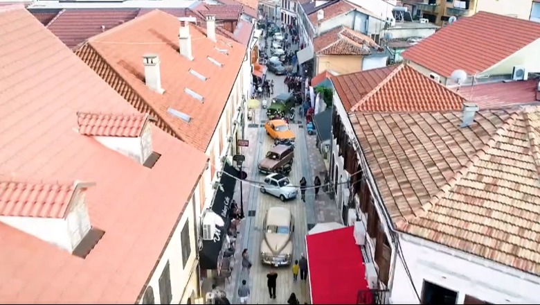 VIDEO/ Makinat retro ‘pushtojnë pedonalen e Shkodrës, ja çfarë pritet të ndodhë këtë të shtunë