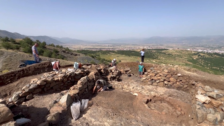 Arkeologët në Korçë gjejnë gjurmë nga periudha e hekurit! Gërmimet në “Qafën e Barçit”, vendbanim i periudhës Ilire