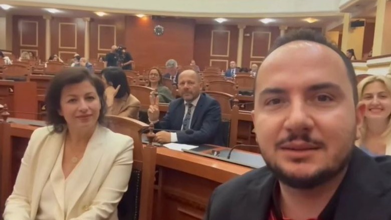 VIDEOLAJM/ Salianji në Kuvend me bluzën e Kombëtares, ironizon mazhorancën: Zhytën Shqipërinë në lëngim, bëjnë sikur shqetësohen