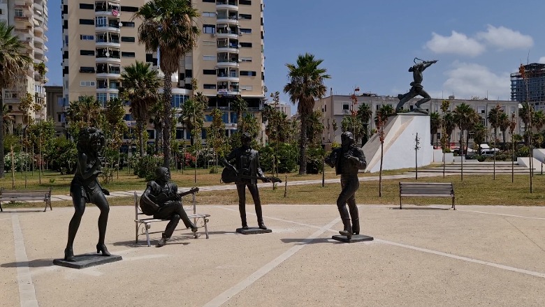 Durrës, rikthehen në shëtitoren “Taulantia” statujat e 4 ikonave të 'Rock and Roll'