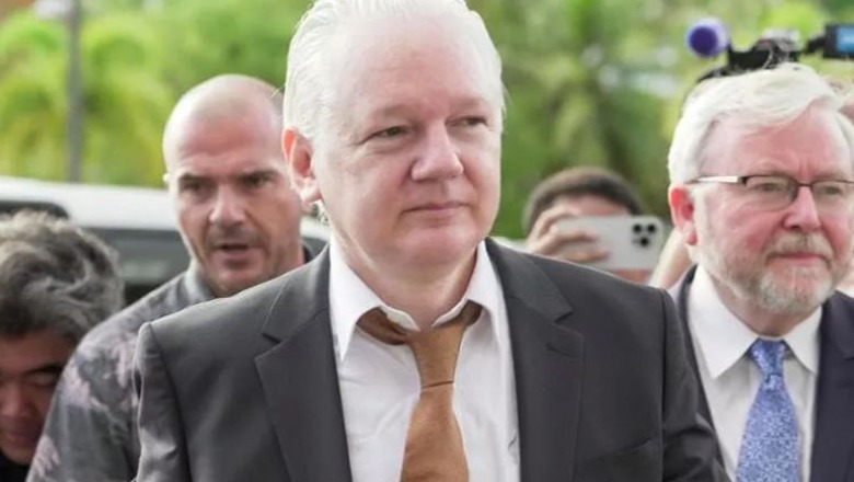 Assange pranon fajin në gjykatë nw shkwmbi tw lirisw, i lirë niset për në Australi