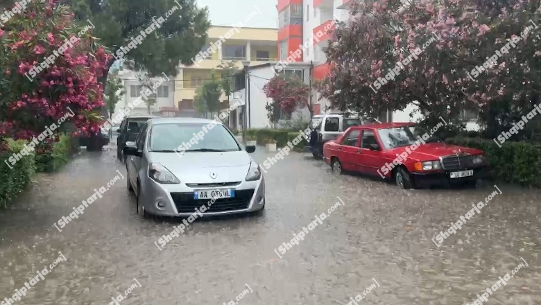 Shi në Lezhë, përmbyten disa rrugë të qytetit, vështirësi në lëvizjen e makinave dhe qytetarëve