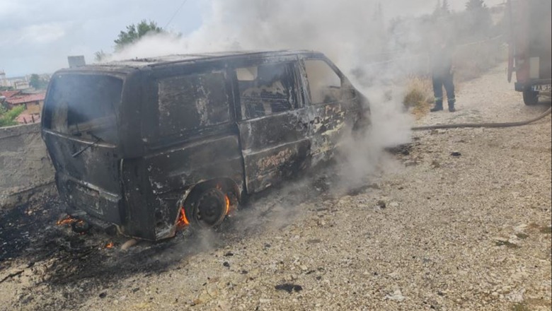 Vlorë, digjet një furgon në lagjen 'Topana', ishte i parkuar, nuk dihen shkaqet e zjarrit