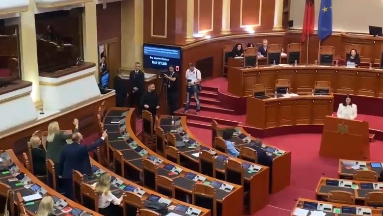 Debate për ‘Onkologjikun’ në Kuvend, opozita nuk lejon ministren Koçiu të flasë: Turp, jep dorëheqjen