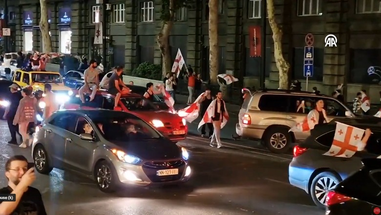 Kualifikimi historik, Tbilisi 'pa gjumë' nga festa e tifozëve! Adoleshenti bën akrobacinë e çmendur për Ronaldon (VIDEO)