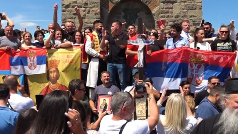 Kremtimi i betejës së humbur, serbët provokojnë me thirrje e simbole nacionaliste