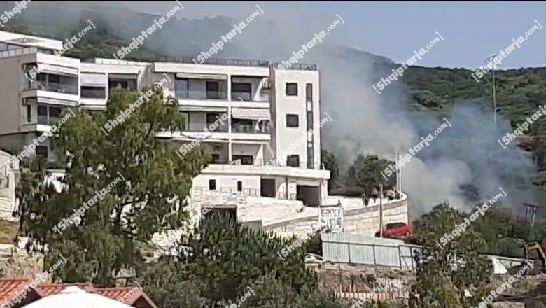 Vlorë/ Zjarr në Radhimë, flakët djegin një sipërfaqe me shkurre dhe barishte pranë njësive akomoduese