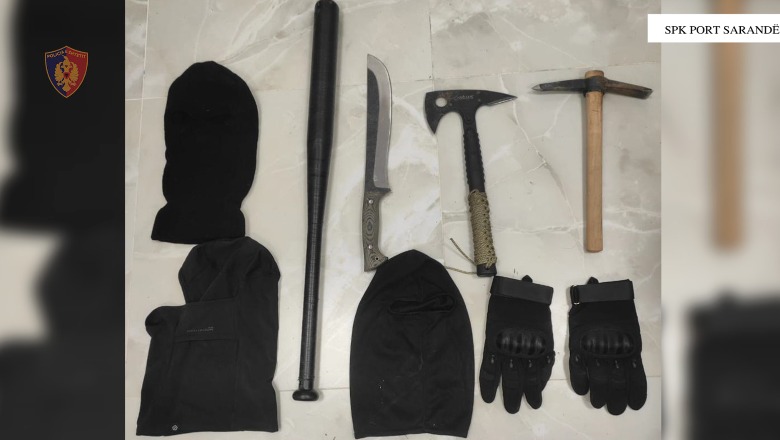 Iu gjetën maska, doreza e armë të ftohta në makinë, arrestohet italiani në Portin e Sarandës
