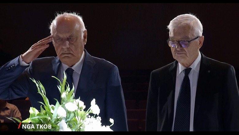 FOTOT/ Dy ish-presidentët Meidani e Moisiu nderojnë Ismail Kadarenë