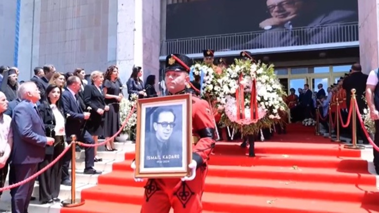  Lamtumirë Ismail Kadare! Homazhe publike në TKOB e ceremoni familjare varrimi! Edhe nga Kosova e Maqedonia e Veriut nderuan kolosin e letërsisë shqipe