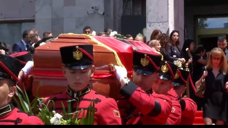  Lamtumirë Ismail Kadaresë me duartrokitje e lule të bardha! Homazhe publike në TKOB, ceremonia e varrimit familjare! Edhe  nga Kosova e Maqedonia e Veriut nderojnë kolosin e letrave shqipe