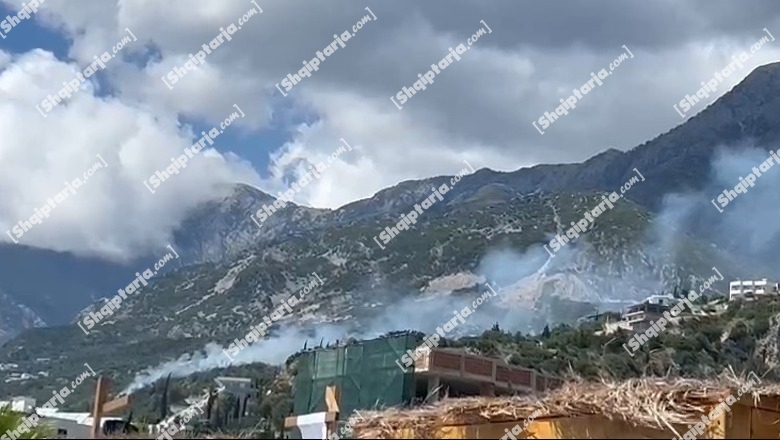Zjarr në Dhërmi, era favorizon përhapjen e flakëve drejt banesave të Gjilekës (VIDEO)