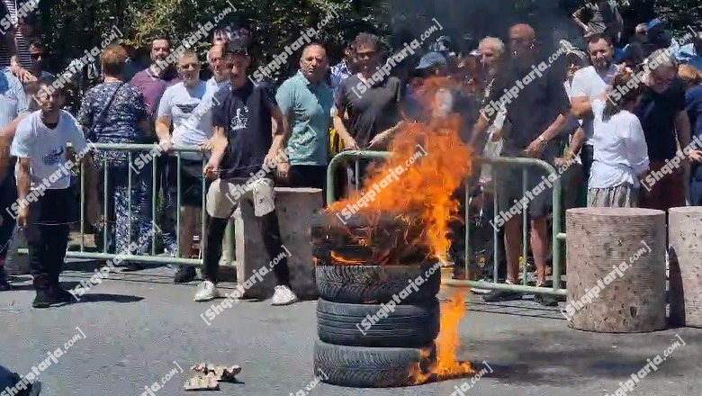 Opozita mban sot protestën e radhës para Bashkisë së Tiranës